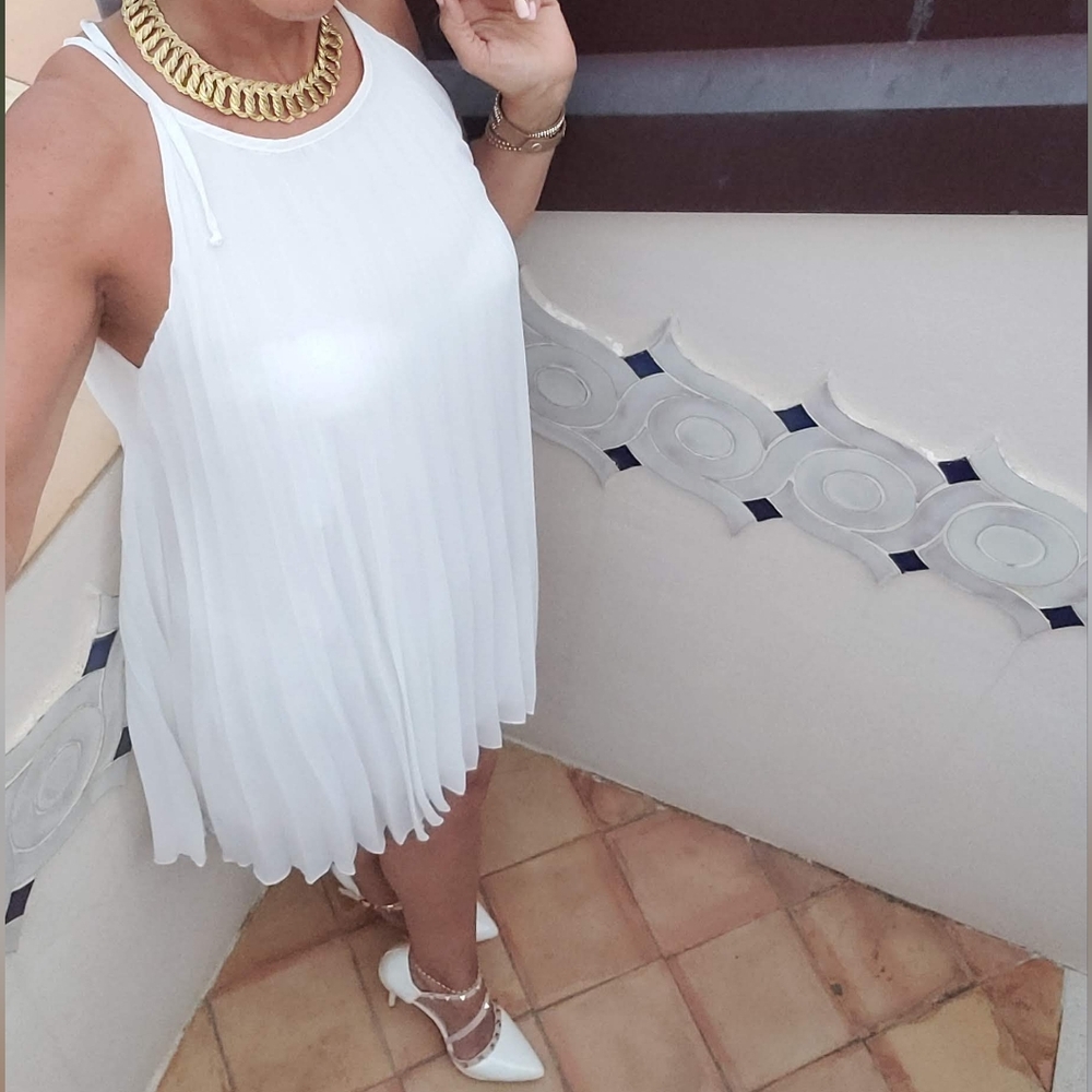 White Pleated gorgeous Sleeveless mini Dress sz small